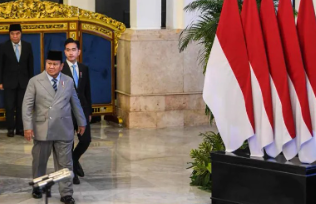 Setahun Pemerintahan Prabowo–Gibran: Antara Gebrakan Program, Efisiensi Anggaran, dan Kritik Sentralisasi